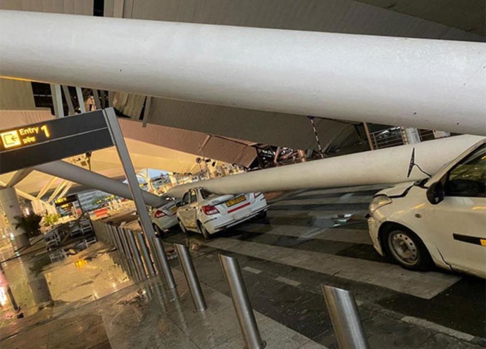 印度德里機場的屋頂倒塌，擊中多輛汽車。(網上圖片)