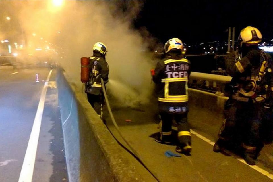 台七十四線台中市西屯區機車慢車道，前晚發生十五輛機車連環車禍，十三人受傷送醫，所幸均無生命危險。（記者陳金龍翻攝）