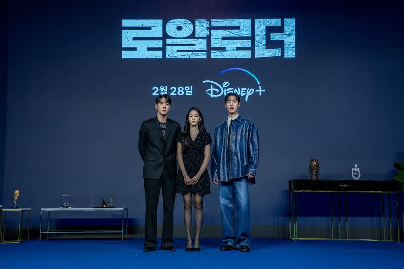 Disney+韓劇《篡位》（左至右）由李濬榮、洪秀珠和李宰旭主演。（圖／Disney+提供）