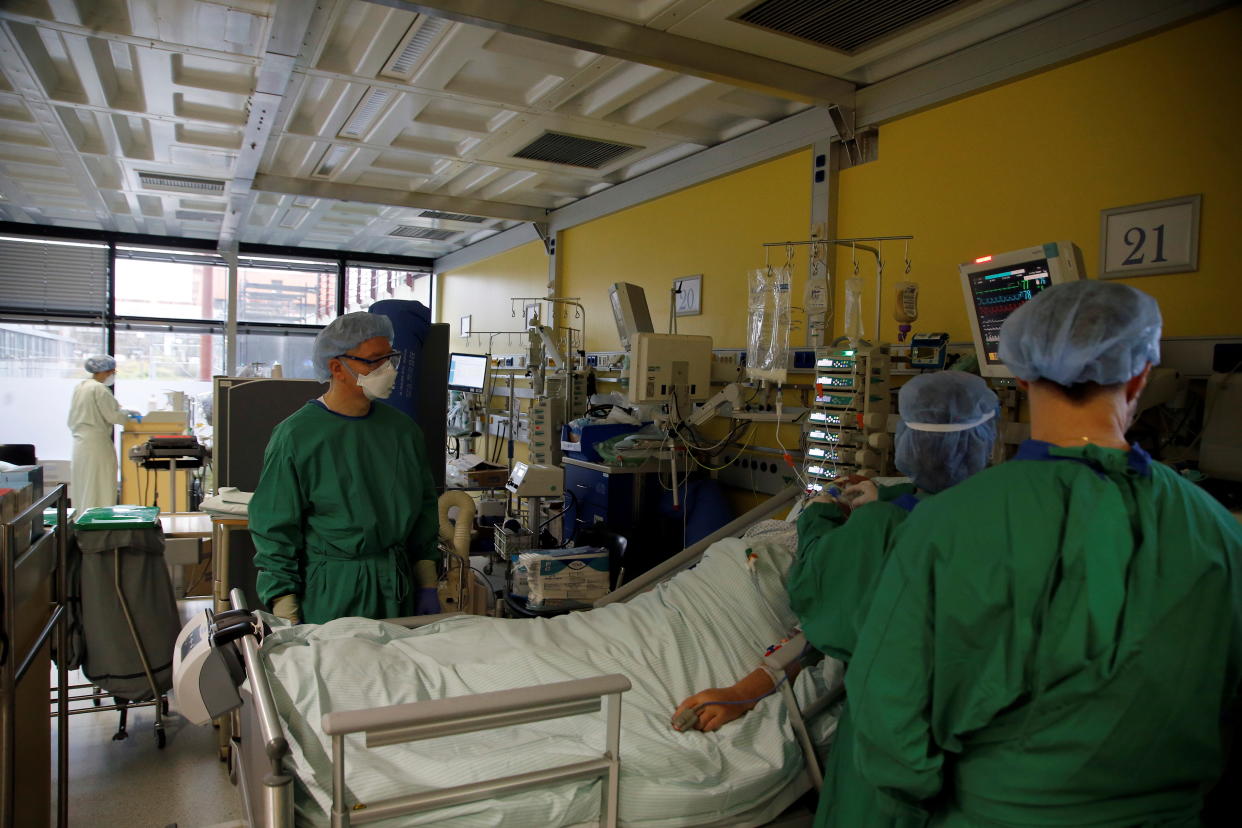 Corona-Patient auf der Intensivstation der Uniklinik Aachen (Bild: REUTERS/Leon Kuegeler)