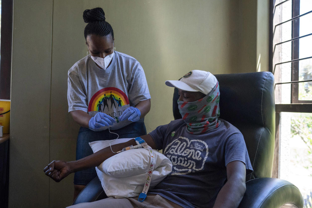 Un participante en un ensayo para la vacuna de Johnson & Johnson en el Centro Juvenil para el VIH de la Fundación de Salud Desmond Tutu, cerca de Ciudad del Cabo, Sudáfrica, el 5 de diciembre de 2020. (Joao Silva/The New York Times)