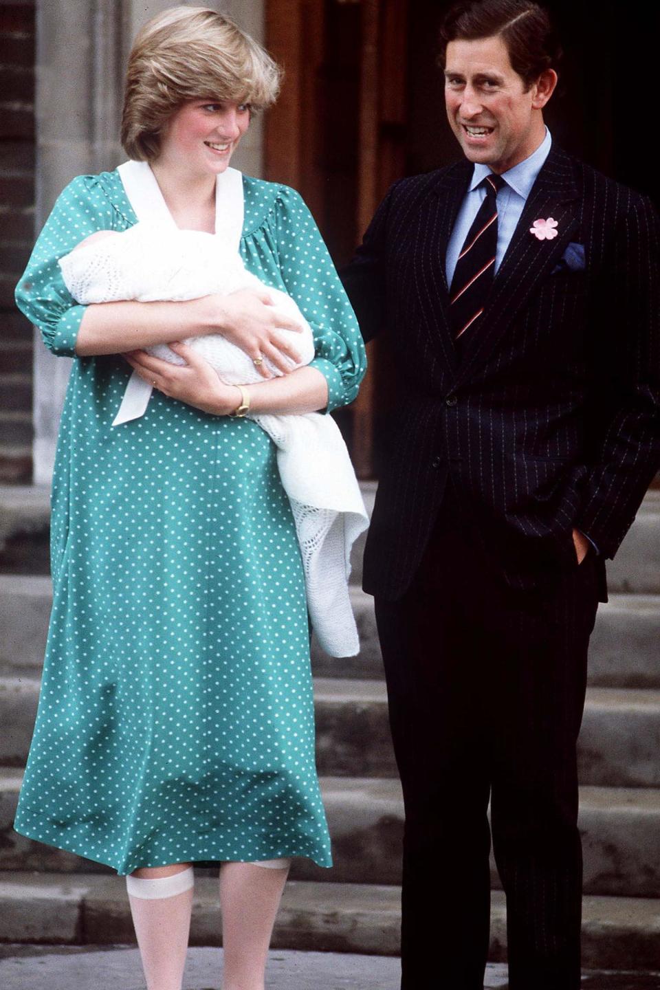 Diana with William on the steps of the Lindo Wing (REX/Shutterstock)