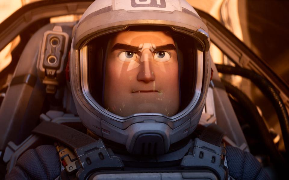 Buzz Lightyear, bisher bekannt als Action-Spielzeug aus "Toy Story", wird in "Lightyear" zu "echtem" Leben erweckt. (Bild: 2022 Disney / Pixar)