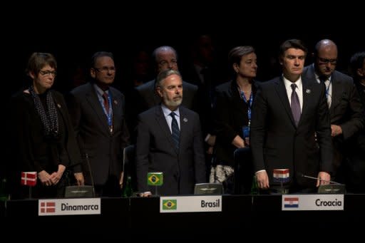 La primera cumbre Celac-UE cerró el domingo en Chile con un acuerdo para impulsar el comercio bilateral, ensombrecida por la tragedia en una discoteca en el sur de Brasil, que dejó al menos 233 muertos y motivó la partida anticipada de la presidenta Dilma Rousseff. (AFP | victor r. caivano)