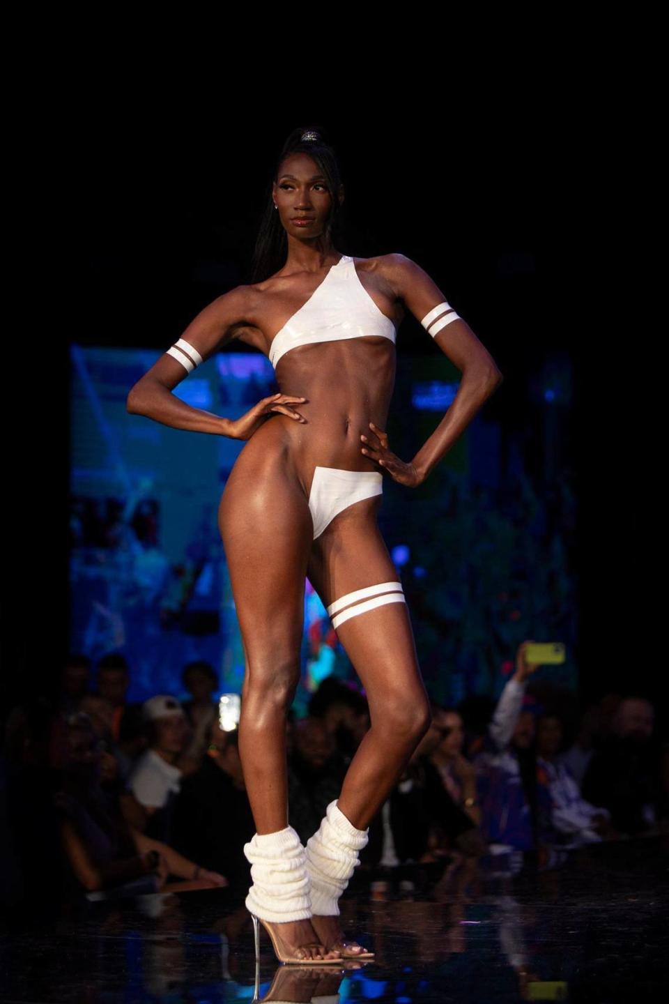 El diseñador Drakhan Blackhart, el rey de la cinta, diseña trajes de baño con cinta sobre cuerpos de modelos durante la Miami Swim Week en el M2 Club, South Beach, el domingo 3 de junio de 2024. Alexia Fodere para The Miami Herald