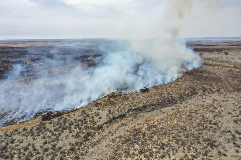 Bomberos combaten el incendio de Smokehouse Creek Fire al norte de Canadian, Texas, el miércoles 28 de febrero de 2024 (AP Foto/David Erickson)