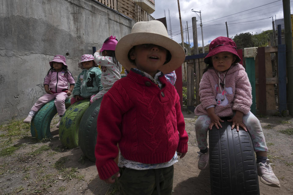 Niños juegan en el receso de un centro de acogida manejado por el gobierno donde reciben una comida al día a la hora del almuerzo en Catzuqui de Velasco, una zona rural sin servicio básicos garantizados como agua potable o aguas residuales, a las afueras de Quito, Ecuador, el jueves 1 de diciembre de 2022. La desnutrición infantil es crónica entre los 18 millones de habitantes de Ecuador, golpeando más a las zonas rurales y a la población indígena del país, de acuerdo con Erwin Ronquillo, secretario del programa gubernamental Ecuador Crece Sin Desnutrición. (AP Foto/Dolores Ochoa)