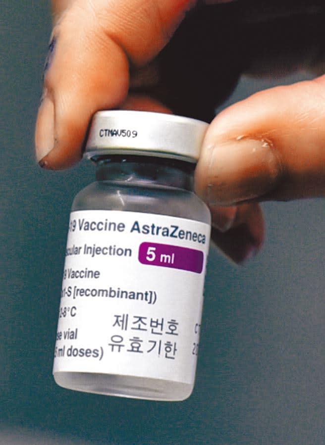 台灣首批2019冠狀病毒疾病 COVID-19 牛津AZ 疫苗22日起在全台家五十八家醫院開打，由醫護人員率先施打。（顏謙隆攝）