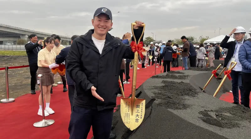 ▲前立委陳柏惟於台中巨蛋開工典禮動土儀式中，以貴賓身份執鏟。（圖／讀者提供，2024.03.13）