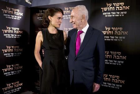 Director and actress Natalie Portman (L) speaks with former Israeli President Shimon Peres during a photocall for her film "A Tale of Love and Darkness" in Jerusalem, September 3, 2015. REUTERS/Ronen Zvulun