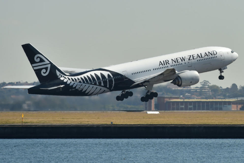 <strong>À la 1ère place : Air New Zealand.</strong> La compagnie néo-zélandaise récupère pour 2020 la première place de ce classement. Un trophée qu’elle a déjà remporté 6 fois ! Qu’est-ce qui lui a permis de monter sur la plus haute marche du podium ? " Ses innovations à bord, son bilan en matière de sécurité, de leadership environnemental ainsi que la motivation de son personnel", a précisé dans un communiqué Geoffrey Thomas, le rédacteur en chef du site Airline Ratings. © PETER PARKS/AFP via Getty Images