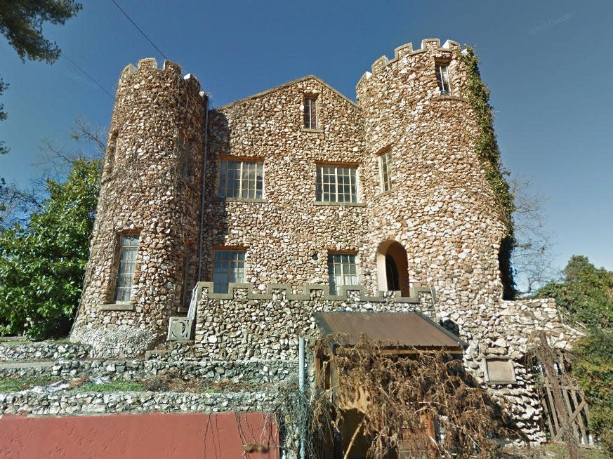 Google Maps street view of Franklin Castle in December 2013. The castle was covered in vines and the interiors were in disrepair.