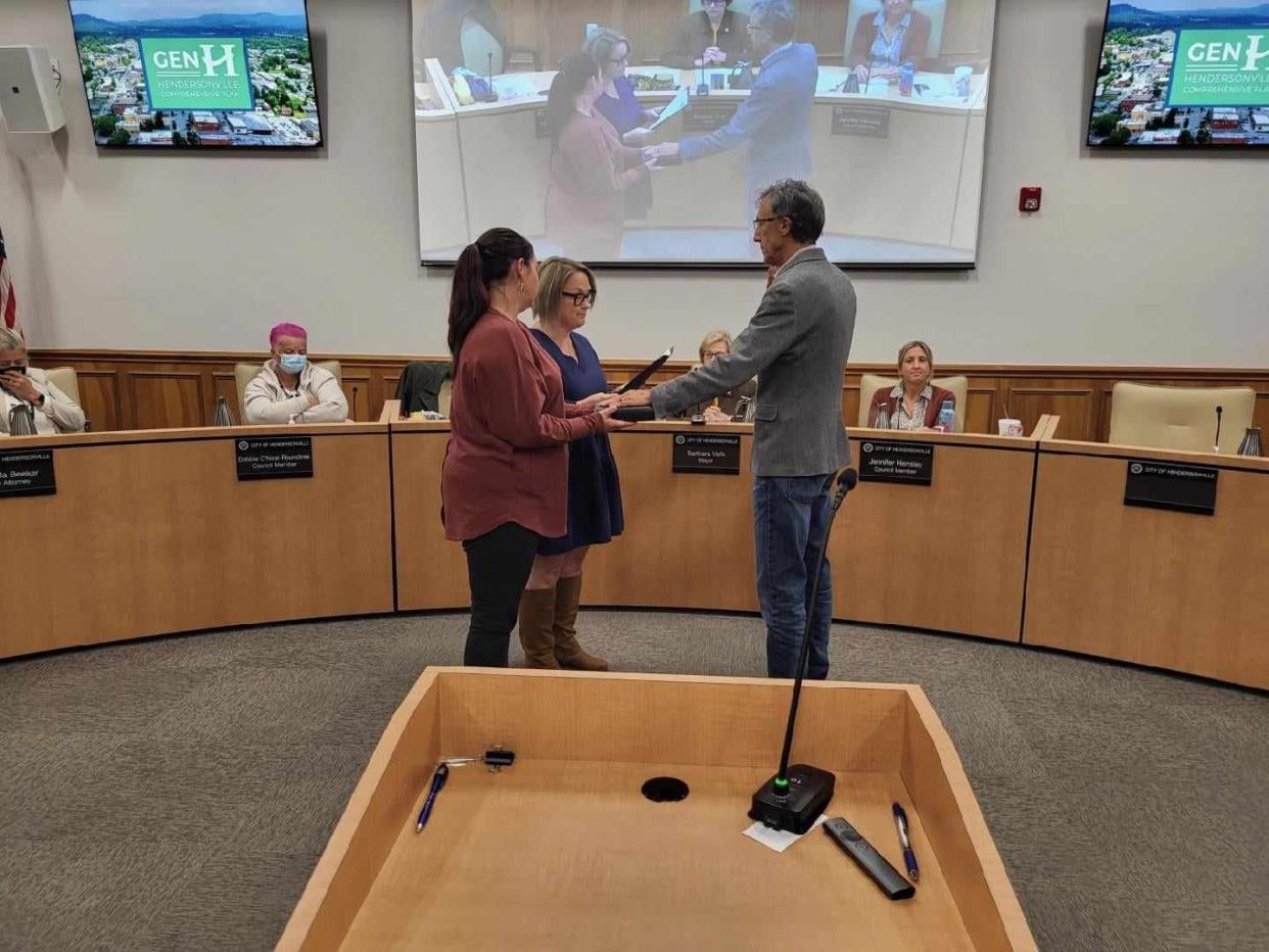 Jeff Miller takes the oath of office with Hendersonville City Council member Lyndsey Simpson and Hendersonville City Clerk Jill Murray at the Nov. 2 City Council meeting at the City Operations Center.