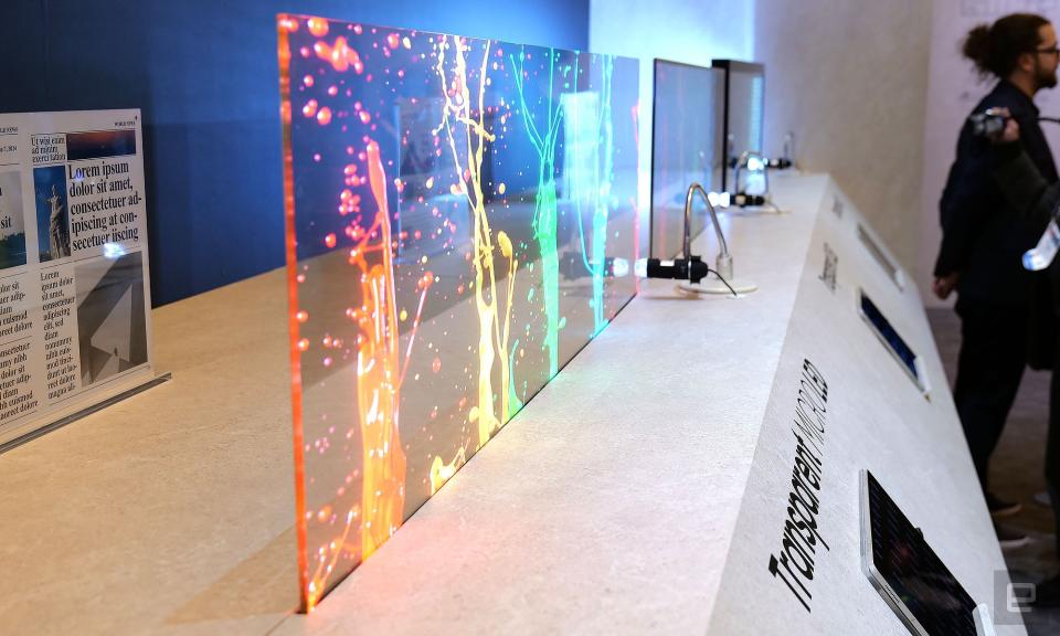 Samsung presenta la primera pantalla MicroLED transparente del mundo en CES 2024