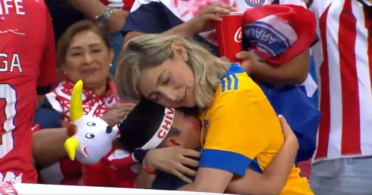 Madre, aficionada de Tigres, y su hijo, fan de Chivas, protagonizan un tierno momento. Foto: Captura de video Twitter vía @TVAztecaJalisco