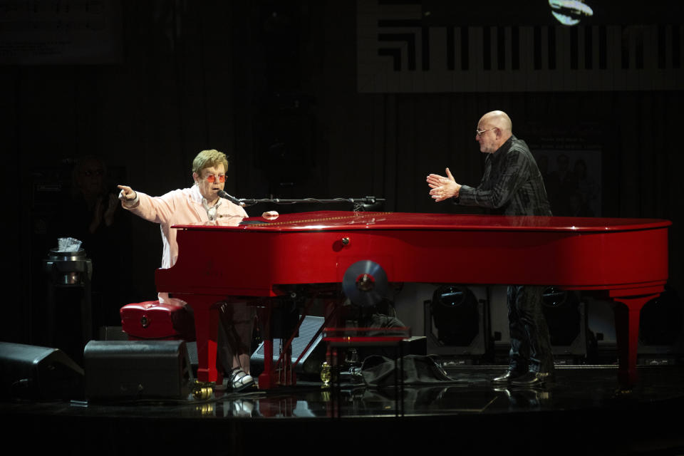 Elton John, izquierda, y Bernie Taupin en la ceremonia y concierto del Premio Gershwin a la Canción Popular de la Biblioteca del Congreso 2024 en honor a John y Taupin en el DAR Constitution Hall el miércoles 20 de marzo de 2024, en Washington. (Foto AP/Kevin Wolf)