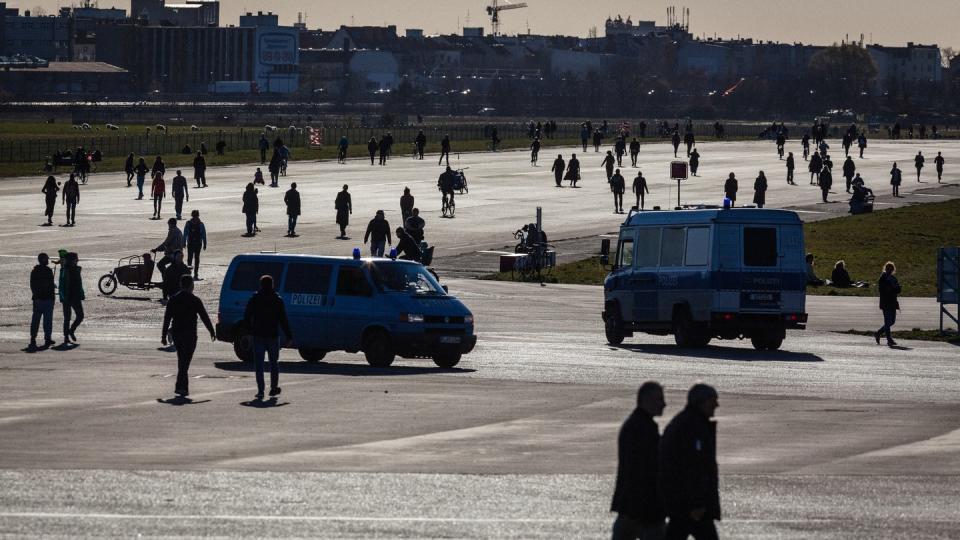 Die Polizei fährt zwischen Spaziergängern auf dem Tempelhofer Feld in Berlin und kontrolliert die Einhaltung der Corona-Regeln.