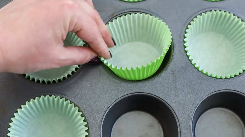 cupcake pan with green cupcake liners