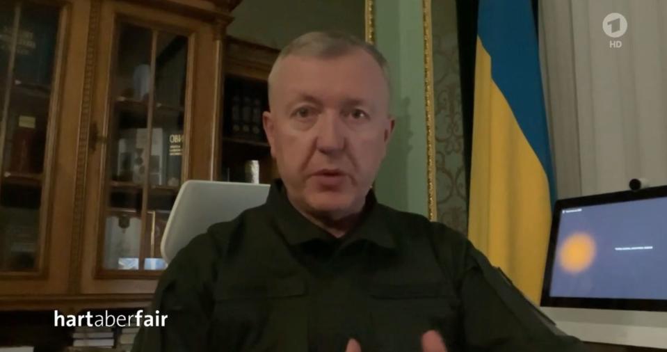 Osachuk, Gouverneur und Militärchef der südwestukrainischen Stadt Tschernowitz, packte seine Sicht der Dinge in einen eindringlichen Appell, der auch bei den Zuschauerinnen und Zuschauern noch länger nachwirken dürfte. (Bild: WDR / Screenshot)