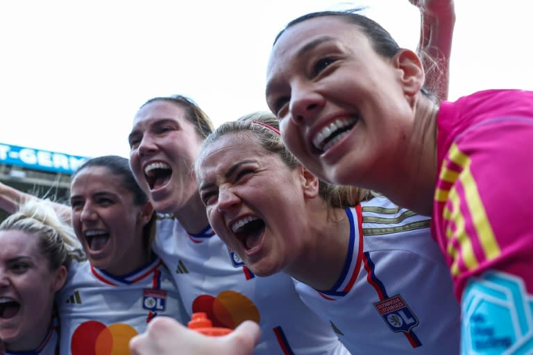 La arquera chilena del Lyon Christiane Endler (derecha) celebra junto a varias de sus compañeras el pase a la final de la Champions League femenina tras vencer al París SG en el Parque de los Príncipes de París, el 28 de abril de 2024 (FRANCK FIFE)