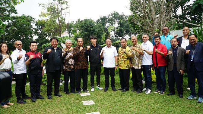 Menteri Pemuda dan Olahraga (Menpora), Zainudin Amali bersama pelatih Timnas Indonesia, Shin Tae-yong, dan pengurus PSSI di Universitas Pendidikan Indonesia (UPI), Bandung. (PSSI).