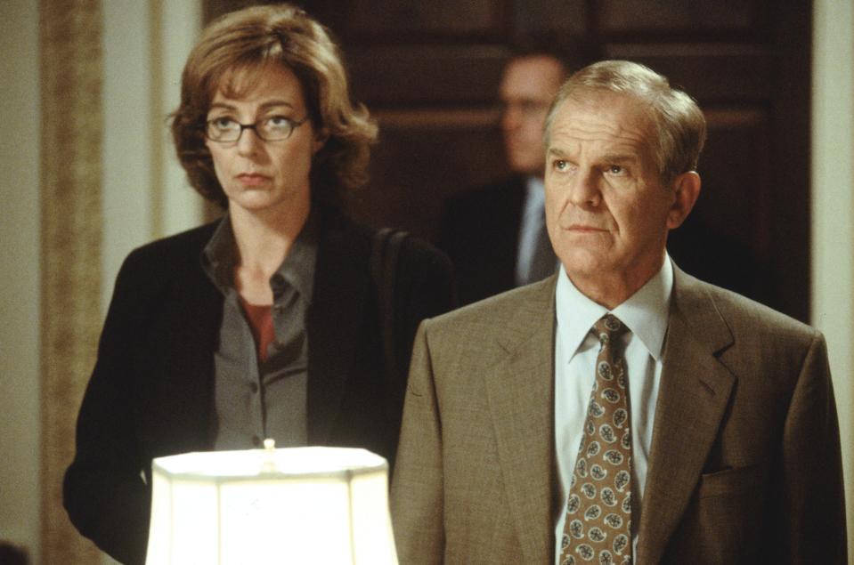 Allison Janney as C.J. Cregg and John Spencer as Leo McGarry – ©Warner Brothers 2001