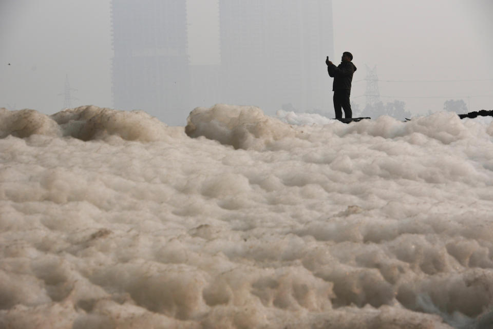 Un hombre se hace un selfie en una nube tóxica en la India. Getty Images.