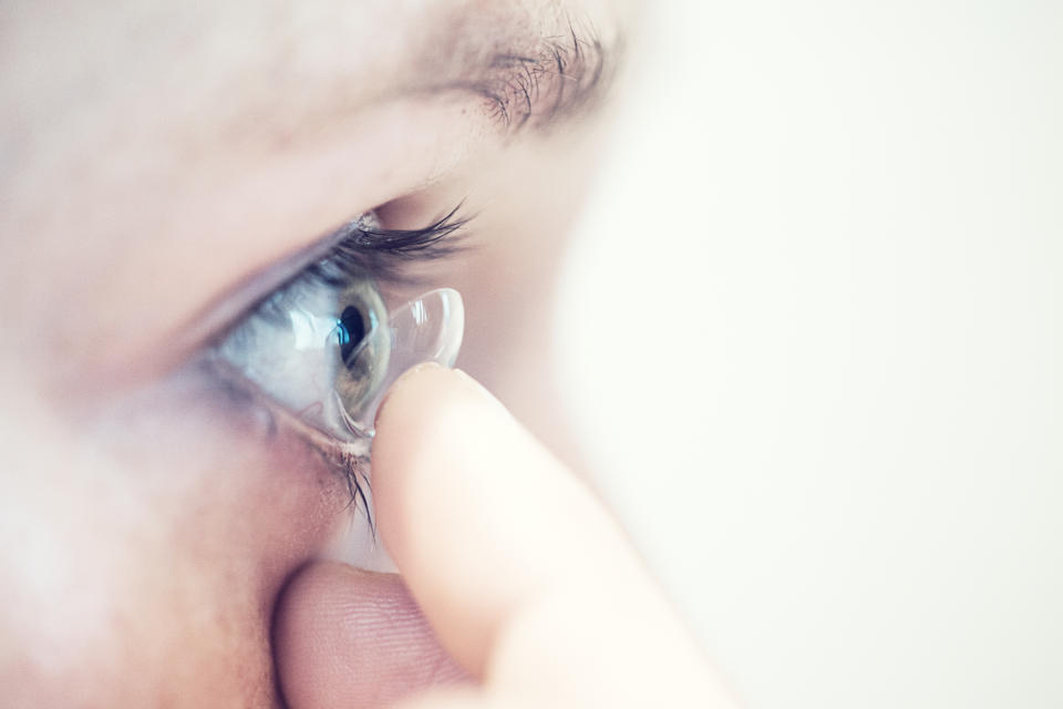 Nunca se deben usar lentes de contacto cuando estamos en los brazos de Morfeo. (Getty Creative)