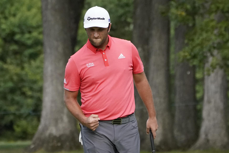 Jon Rahm reacciona tras pegar un birdie en el 15to hoyo durante la última ronda del BMW Championship, en Olympia Fields, Illinois, el domingo 30 de agosto de 2020. (AP Foto/Charles Rex Arbogast)