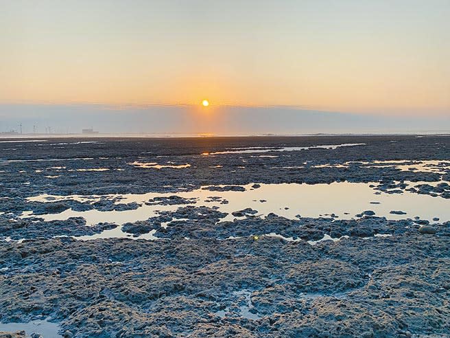 不少民眾們在傍晚時分到白玉海岸踏水、放鬆身心，夕陽餘暉搭配藻礁的景象十分愜意。（姜霏攝）