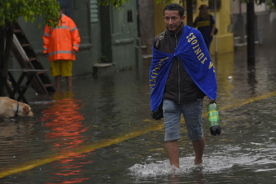 Un hincha de Boca Juniors se dirige al estadio la Bombonera en Buenos Aires, Argentina, el sábado 10 de noviembre de 2018. El partido de ida de la final de la Copa Libertadores entre Boca Juniors y River Plate fue pospuesto por lluvia. (AP Foto/Gustavo Garello)