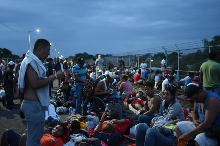 Hondurans taking part in US-bound migrant caravan, on the border bridge between Guatemala and Mexico at Tecun Uman, on October 19, 2018