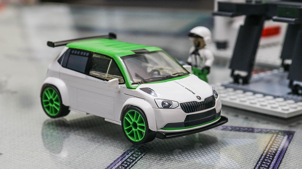 Fabia R5比例為1:35，引擎蓋、前保桿等都是專門開模，細節也都是直接印在零件上。