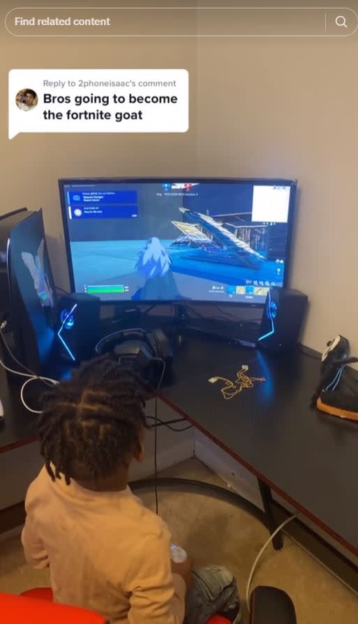 Kevin usa su PS5 para jugar Fortnite