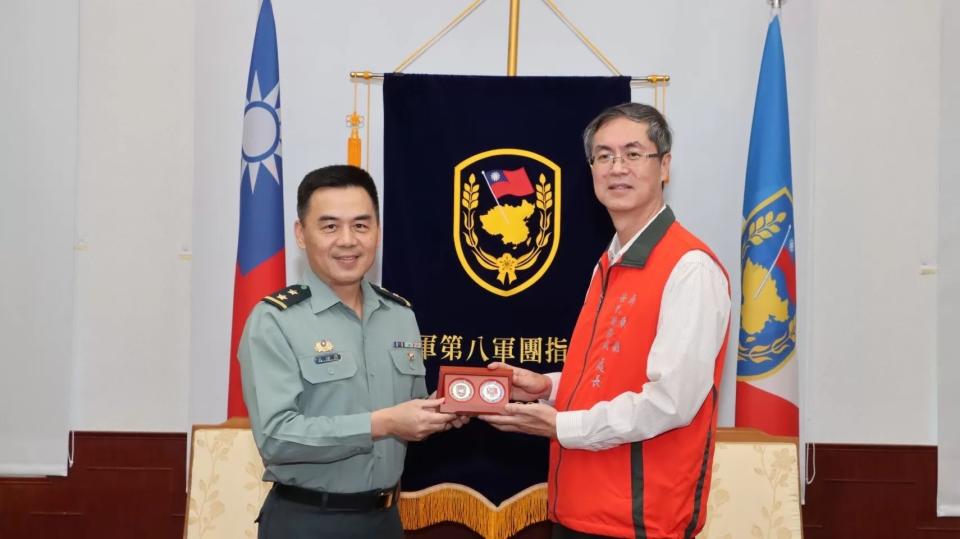 ▲屏東縣榮服處長李秦強前往陸軍八軍團，拜會中將指揮官呂坤修。（圖／記者莊全成翻攝）