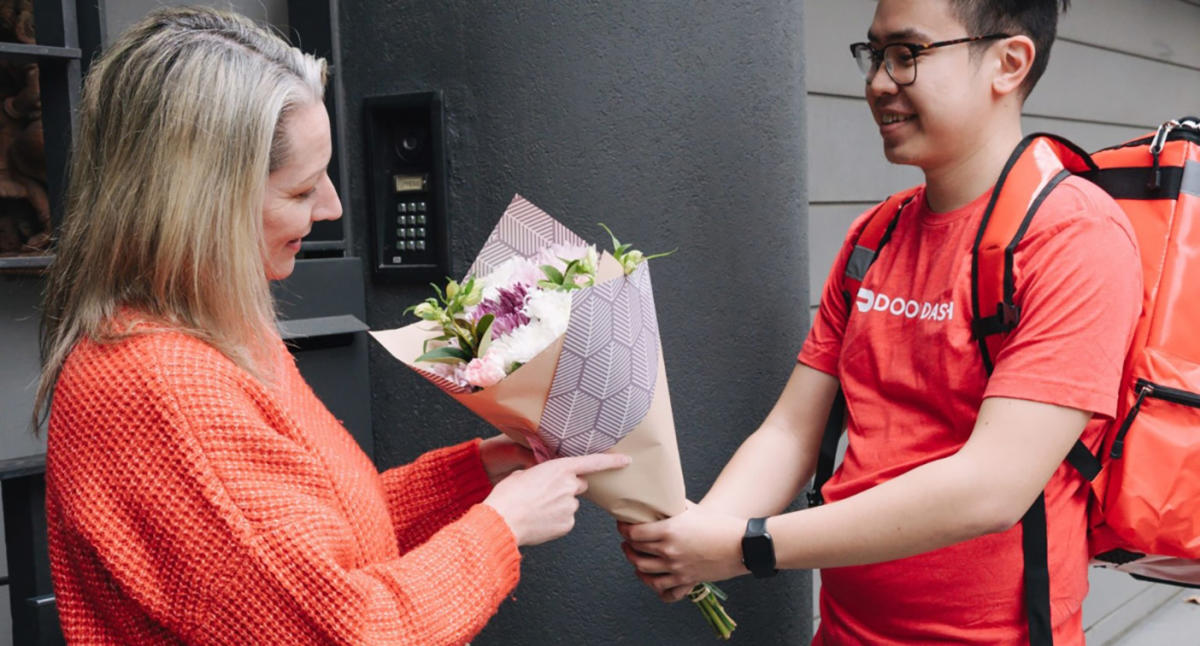 DoorDash ve Coles bu Anneler Günü’nde bedava çiçek dağıtıyor