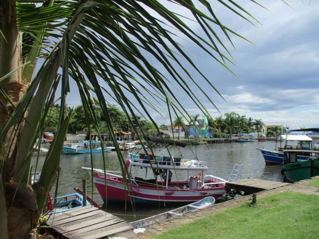 Las embarcaciones de pescadores de Paraty hoy proponen excursiones a las islas y playas. Fotos cortesía/William Navarrete