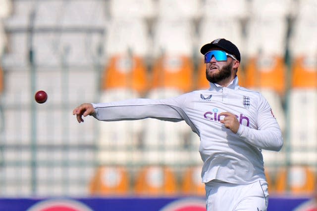 England rally at end of tough day against Pakistan but concerns over Ben Duckett