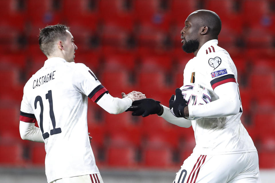 Romelu Lukaku, de Bélgica, celebra con su compañero Timothy Castagne tras marcar ante República Checa, en un duelo de la eliminatoria mundialista realizado el sábado 27 de marzo de 2021 en Praga (AP Foto/Petr David Josek)