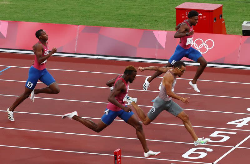 Foto del miércoles del canadiense Andre De Grasse, y los estadounidenses Kenneth Bednarek, Noah Lyles, y Erriyon Knighton en la final de los 200 mts libres.