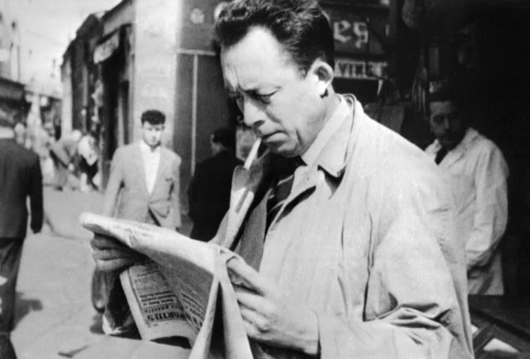 El escrito francés Albert Camus (1913-1960), leyendo un periódico en París en 1959