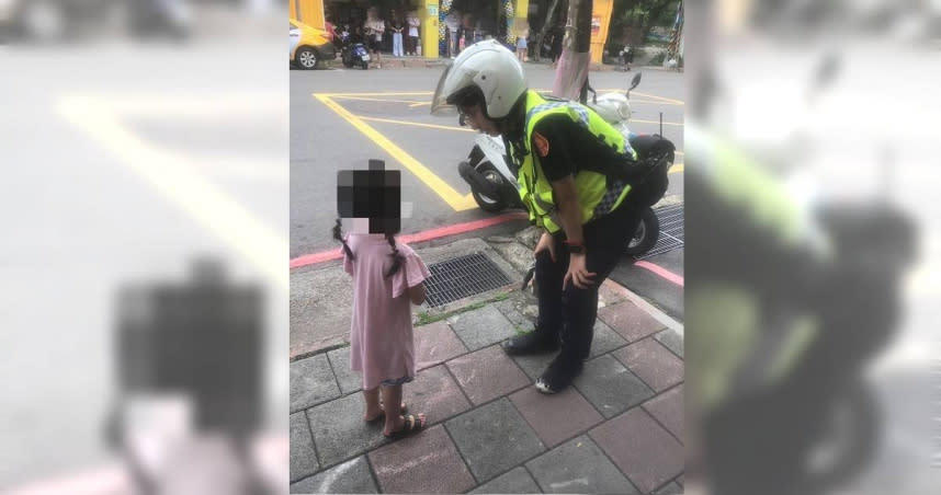 女童無助的獨自在街頭上不知如何是好，碰巧遇見女警上前關心。（圖／警方提供）