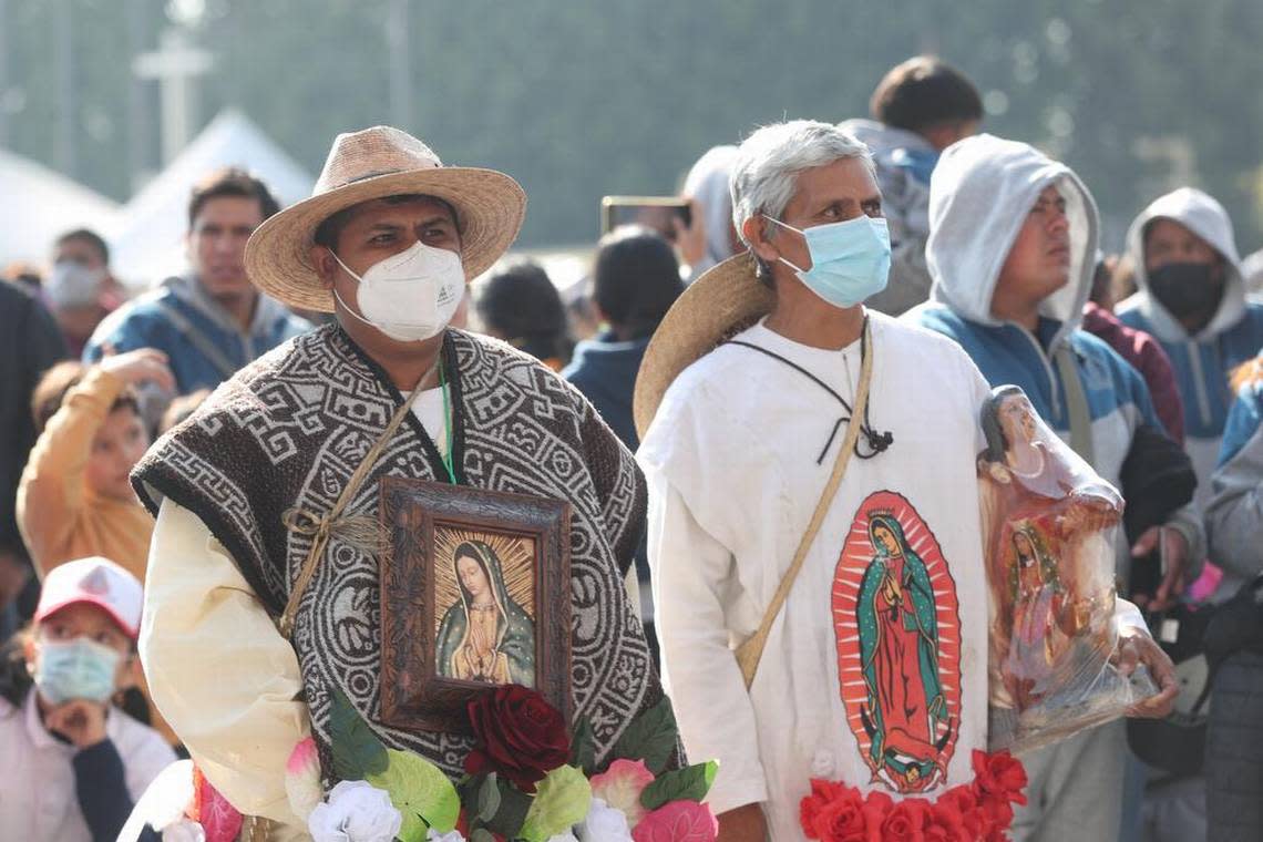 Peligreses arriban en peregrinación a la Basílica de Guadalupe en Ciudad de México.
