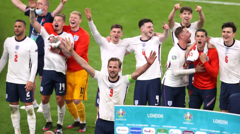 Los jugadores de Inglaterra celebran tras derrotar a Dinamarca en semifinales de la Eurocopa