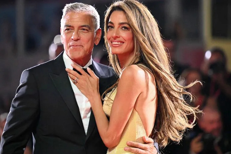 George Clooney y su mujer, Amal Alamuddin -así su nombre de soltera- se mostraron todo el tiempo muy enamorados. George y Amal sellaron su amor el 27 de septiembre de 2014 en una glamorosa boda en Venecia. Tres años después, el matrimonio se convirtió en padres de Alexander y Ella, los mellizos que hoy tienen siete años