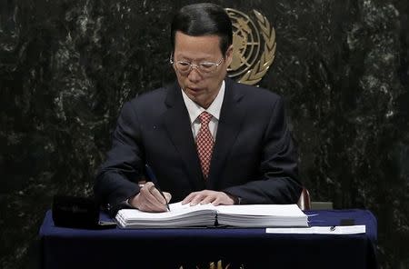 Chinese Vice-Premier Zhang Gaoli signs the Paris Agreement on climate change at United Nations Headquarters in Manhattan, New York, U.S., April 22, 2016. REUTERS/Mike Segar