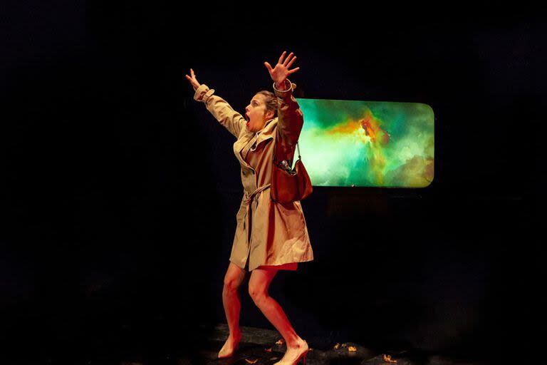 Melina Petriella en una escena de Como si la vida fuese un momento pacífico y estable, la pieza que presenta en Cuatro Elementos de Mar del Plata