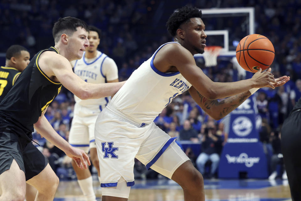 Kentucky's Justin Edwards, right, tries to gather in the ball while defended by Missouri's Jesus Carralero Martin, left, during the first half of an NCAA college basketball game in Lexington, Ky., Tuesday, Jan. 9, 2024. (AP Photo/James Crisp)