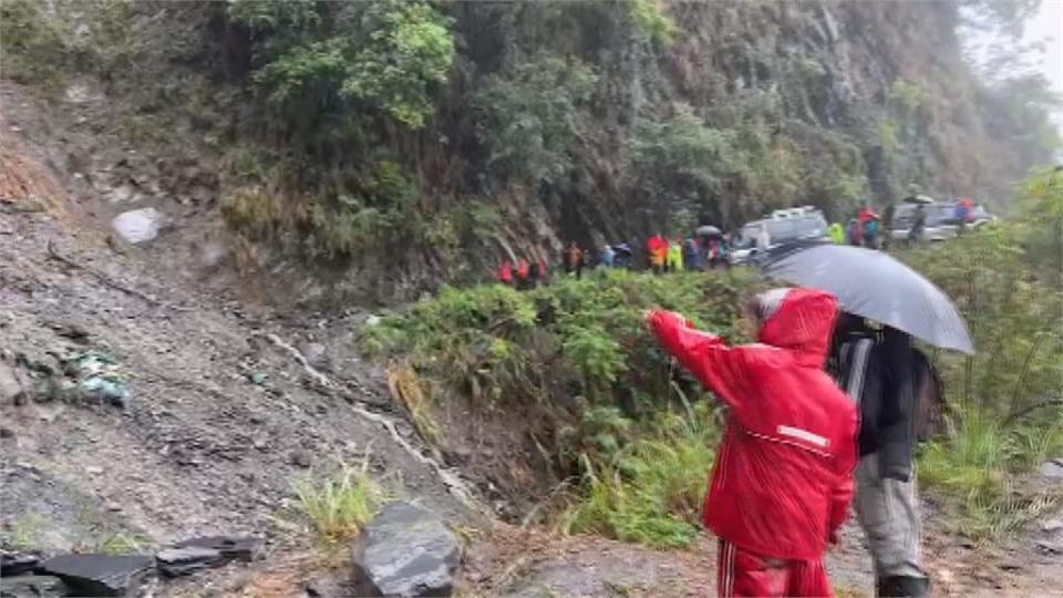 一個拉一個驚險渡河　70登山客困丹大林道獲救