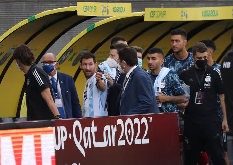 Foto del domingo del capitán de Argentina, Lionel Messi, abandonando el campo tras la interrupción del partido con Brasil por la eliminatoria sudamericana.